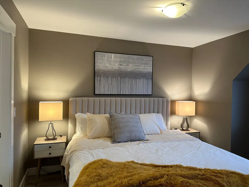 Luxurious King Bed Private Entrance In Ladner  - Image 1