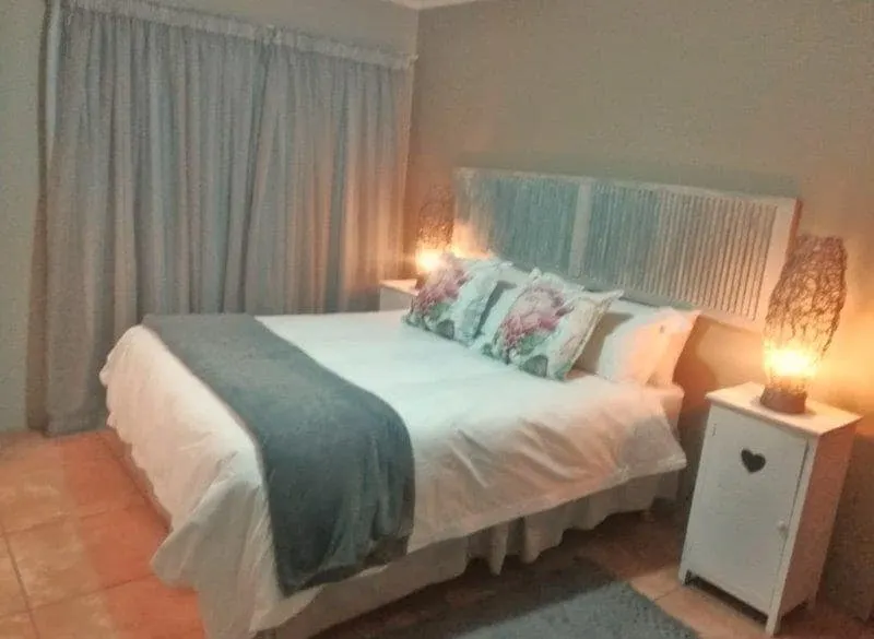 Castalia, compact self-catering overnight facility - Image 1