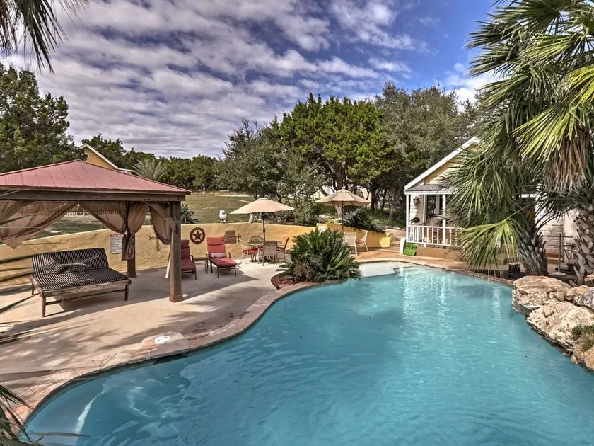 Cozy Cabin with Hot Tub and resort amenities - Image 1
