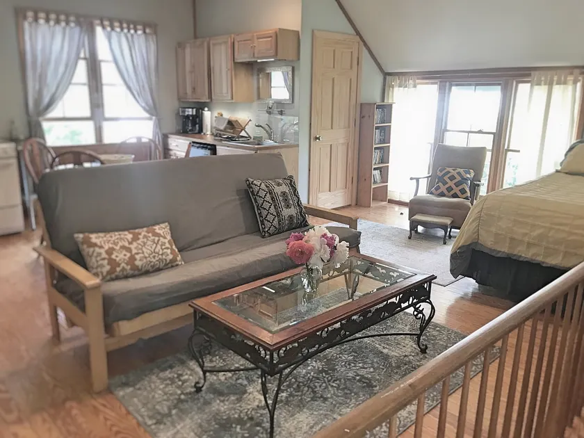Comfy, Convenient Studio Apartment Near Downtown - Image 1
