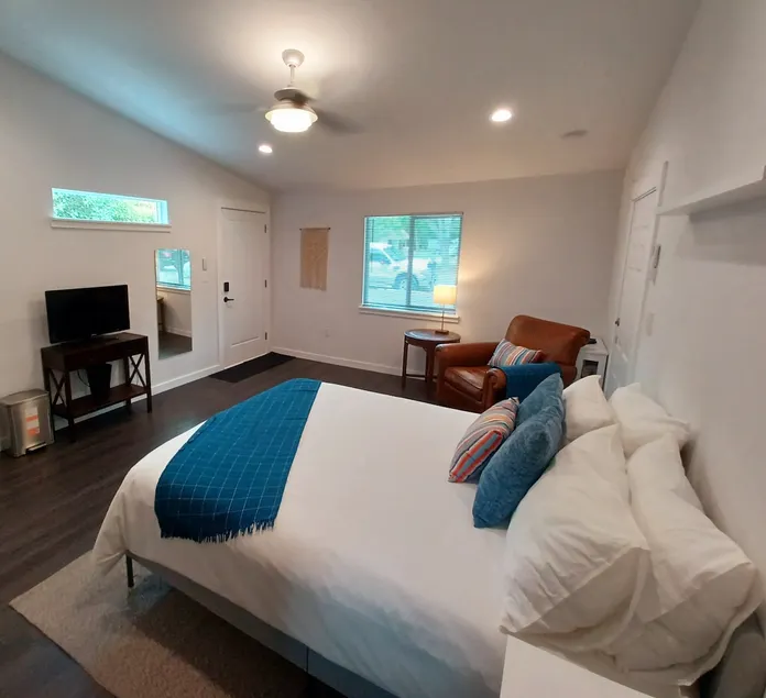 Trendy East Austin Studio - Image 1