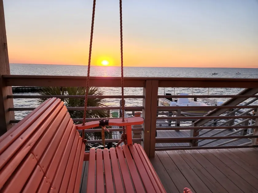 Waterfront cottage with spectacular sunsets - Image 1
