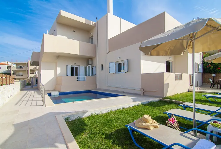 7 bedroom villa with pool, 700m from the beach! - Image 1