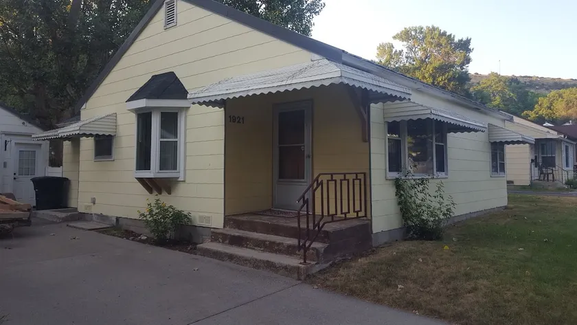 Small, cheerful 2 bedroom home, quiet neighborhood. Close to downtown, hospitals and MSU-B. Fenced in yard. Free parking in driveway and street. - Image 1