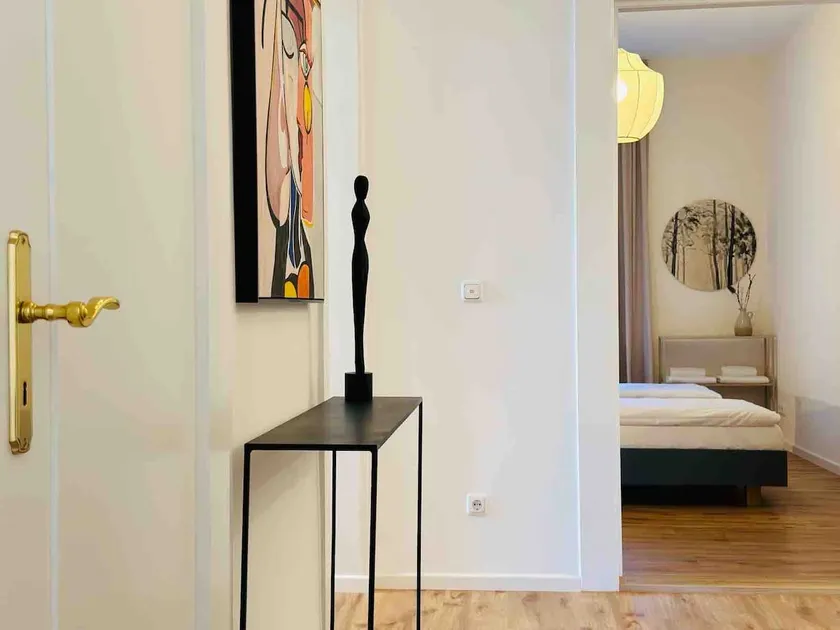 Spacious, super central, with garage! - Image 1