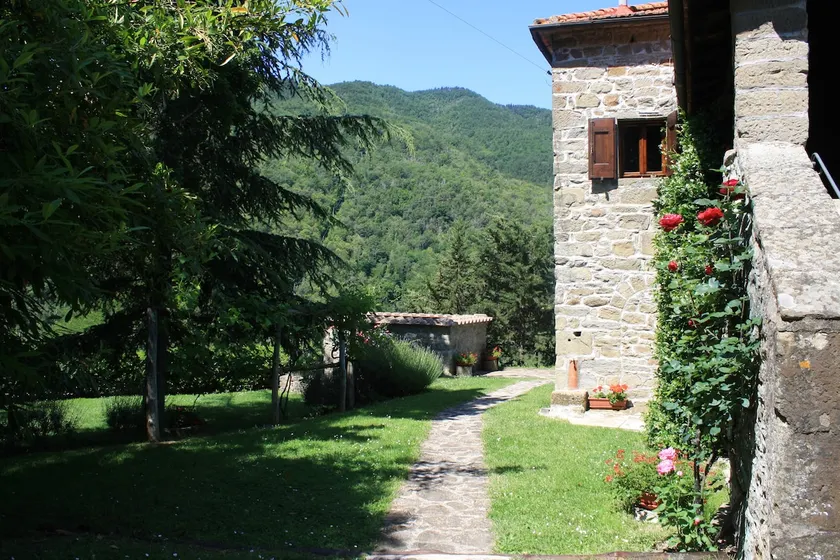Villa independiente construida en piedra, originalmente una torre de vigilancia medieval, cerca de Florencia - Image 1
