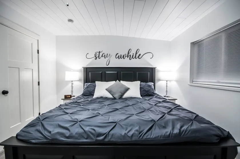 Private guesthouse Luxury king bed Forest retreat - Image 1