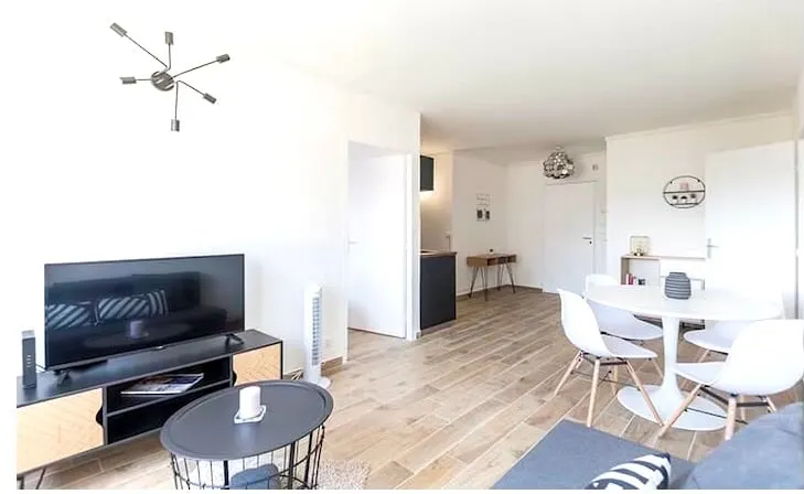 Golden Triangle 2-bedroom with PARKING and SWIMMING POOL, Perier metro station - Image 1