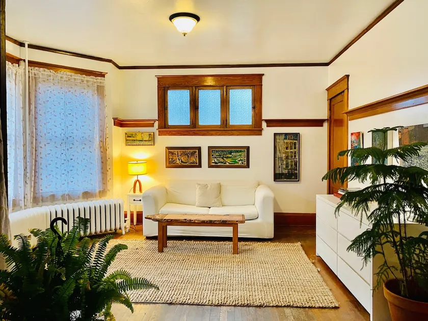 Beautiful Victorian apt. in town center, sleeps 4 - Image 1