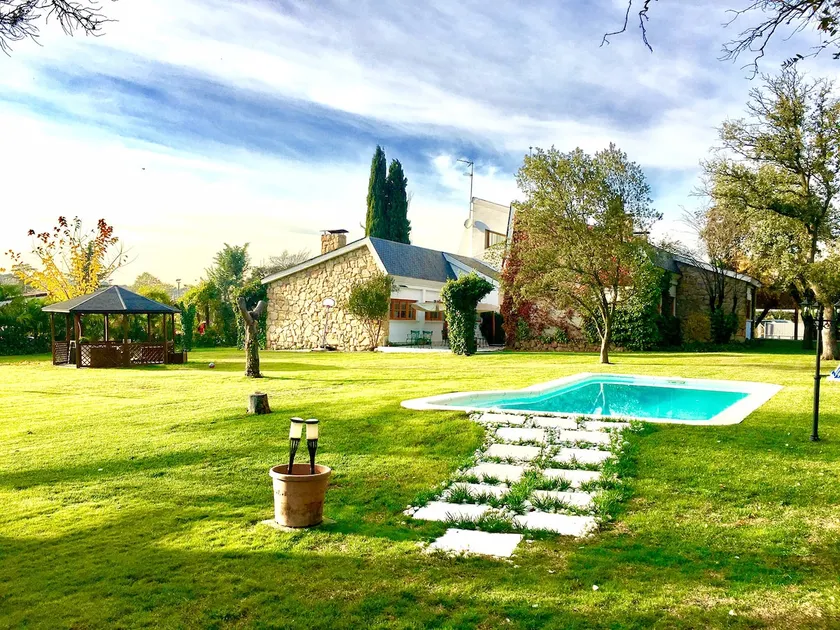 Exceptional villa 15 minutes from Plaza de Castilla - Image 1