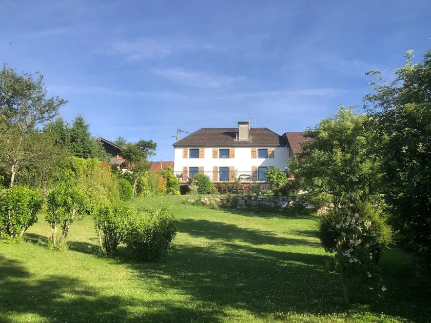 Casa vacacional con internet de alta velocidad, terraza y jardín | Vistas al lago | Ideal para trabajar remoto - Image 1