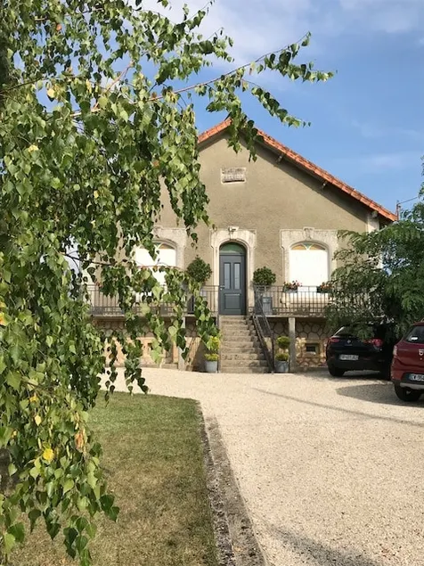 1920s Charentais house near a lake - Image 1