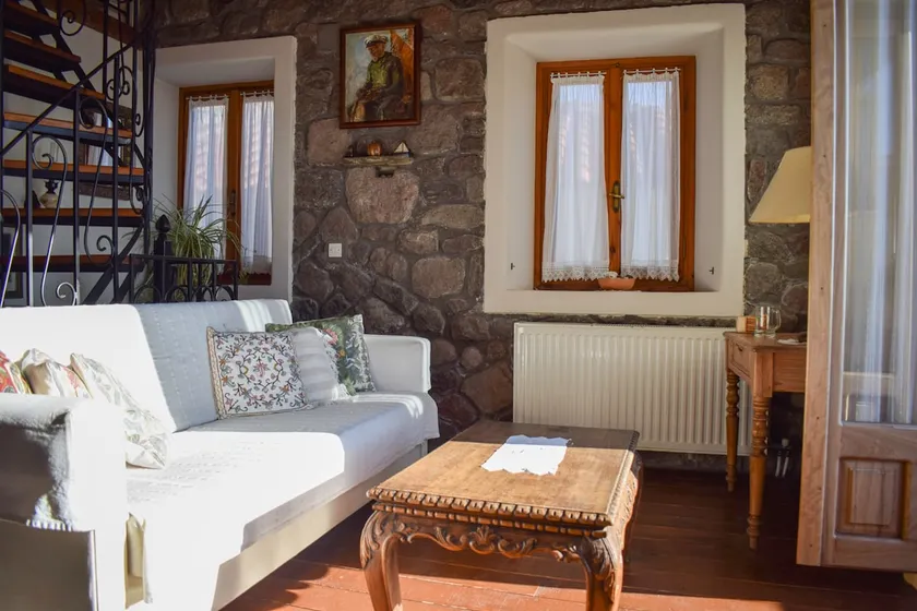 Timeless charm with commanding sea views - Image 1