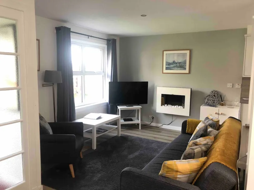 Cosy cottage with sea views close to local shops. - Image 1