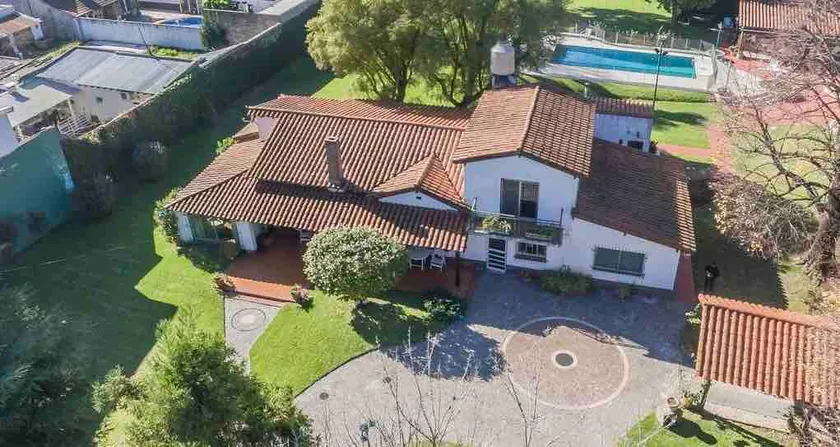 Charming farmhouse with a pool - Image 1
