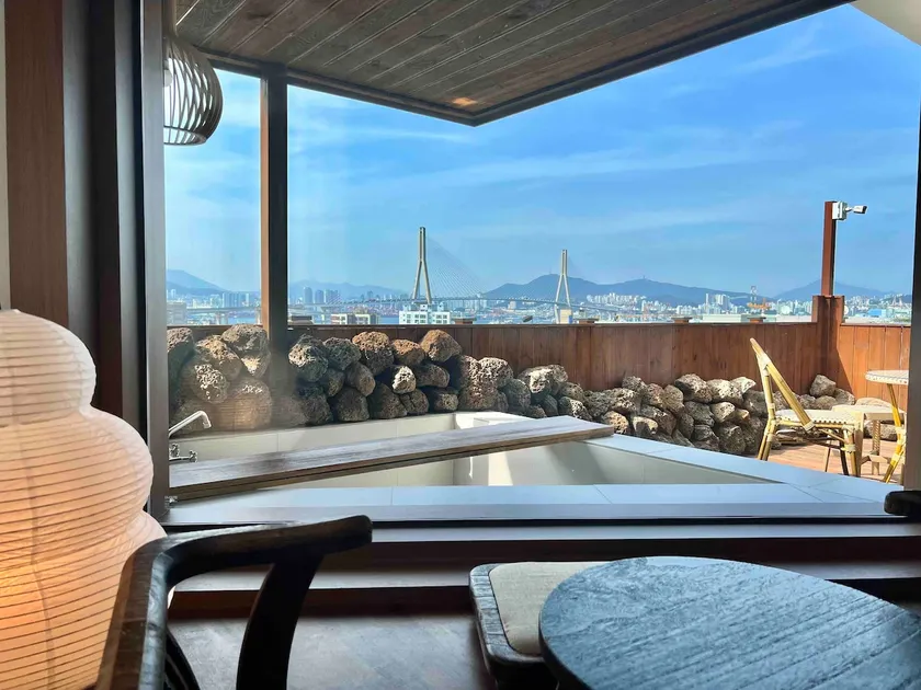 Satisfaction rating 4.99 / 1 bottle of wine / Jacuzzi / Private house / Busan Port Bridge View / 'Yeongdo Orot' - Image 1