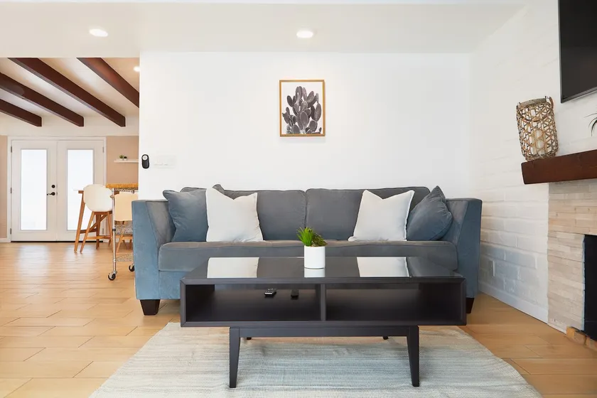 Mid-Century Modern Beauty in the Perfect Location - Image 1