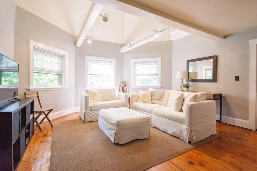 Spacious Victorian Tower Apartment - Image 1