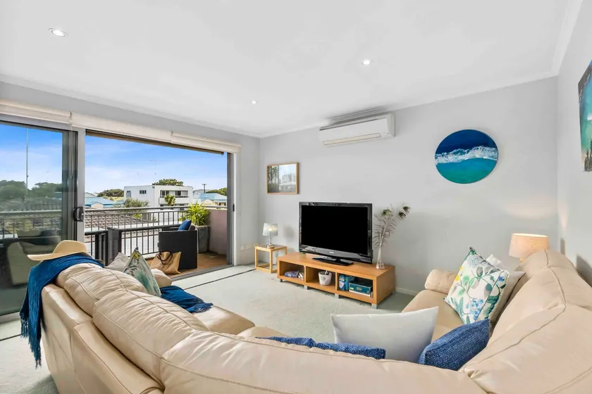 Peacehaven- walk to beach, shops. Parking, aircon - Image 1