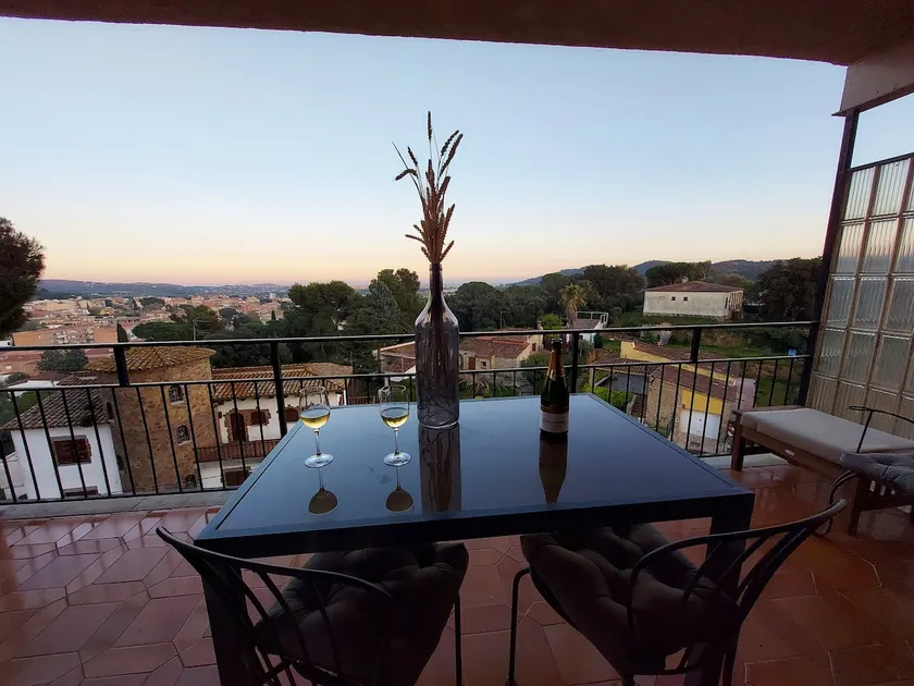 Idyllic apartment with sea and mountain views. - Image 1