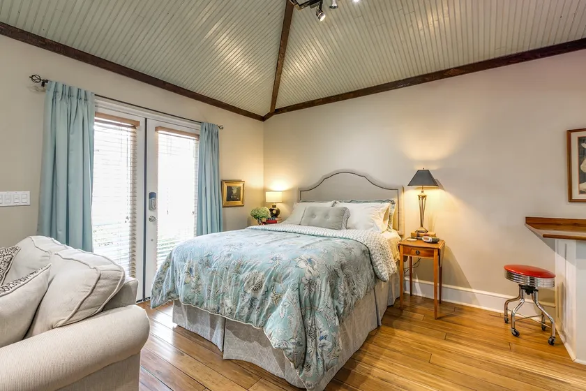 Guesthouse in city's most walkable neighborhood - Image 1