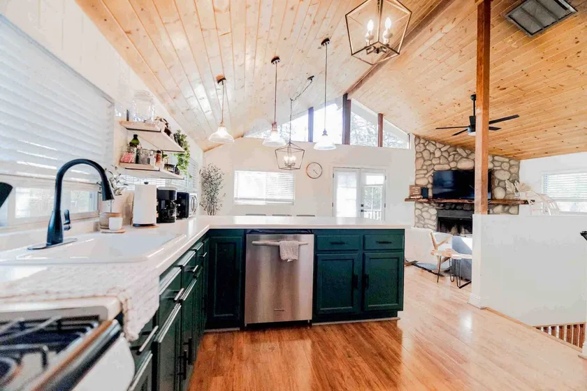 Renovated cabin, close to town, Lake & activities - Image 1