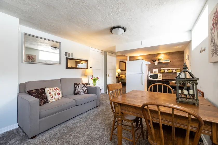 Cozy basement suite in beautiful garden setting! - Image 1