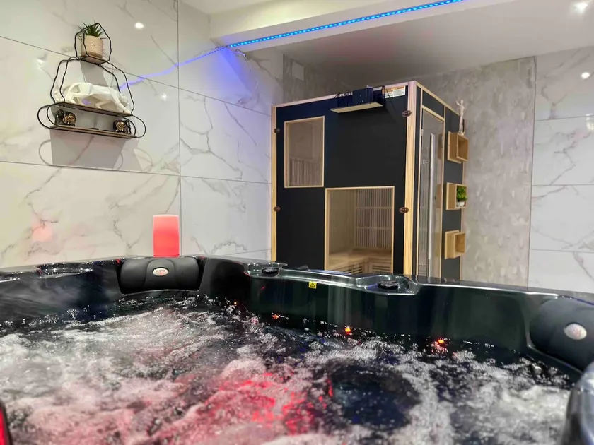180 m² Villa – Spa, Netflix, Games, Sauna & Terrace - Image 1