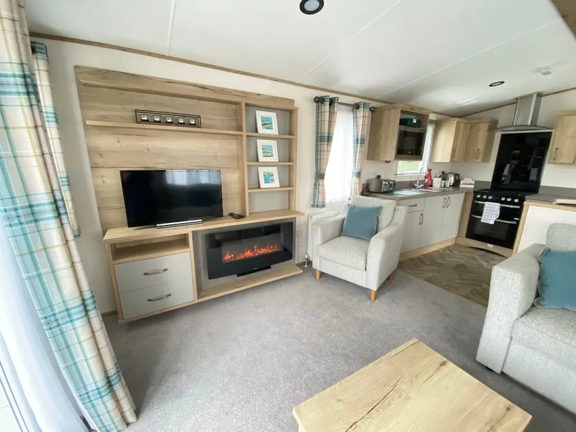 Goosewing Lakeside Lodge - Image 1