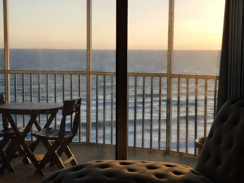 On the beach! Top floor 3bd/2ba, Heated Pool, Saunas, Tennis Crt, Secured Build - Image 1