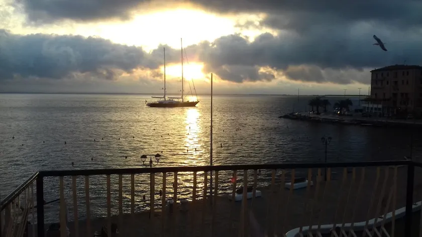 Spacious and bright, spectacular seafront view - Image 1
