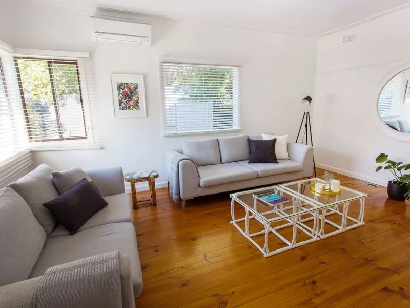 Cute coastal cottage. Two min drive to beach - Image 1