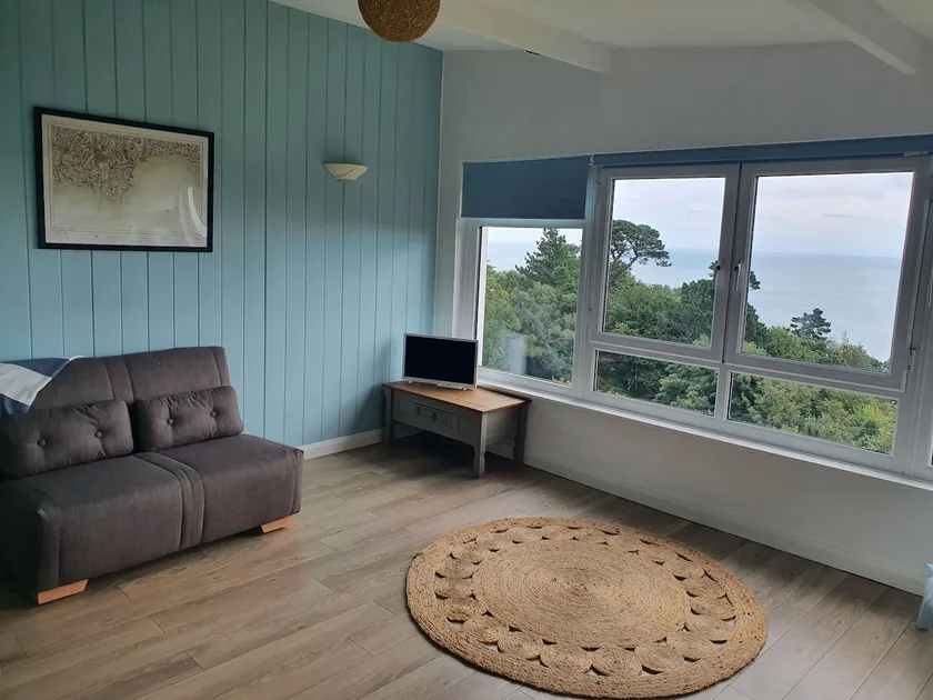 Beautiful one bedroom apartment with uninterrupted ocean views and on site parking - Image 1
