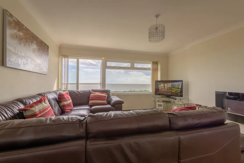 Amazing 3 Bedroom Apartment 30 seconds to beach - Image 1