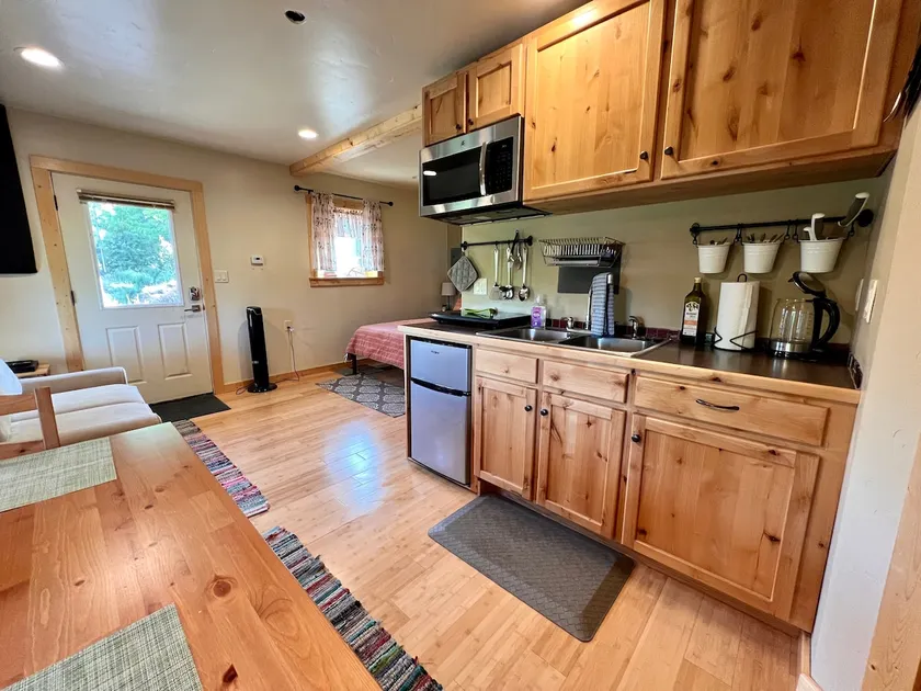 Lovely Studio Apt, 5min walk to Bizz Johnson Trail - Image 1