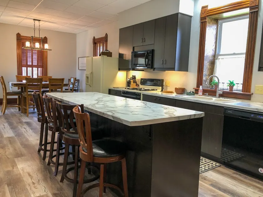 Driftless Manor Getaway - Image 1