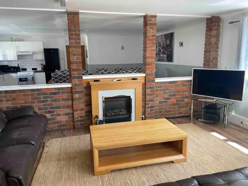 Self contained large annexe near Stonehenge - Image 1