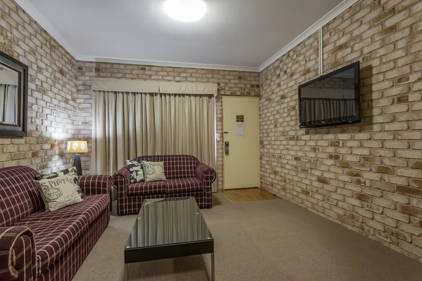 1 Bedroom Fully Self Contained King Spa Apartment - Image 1