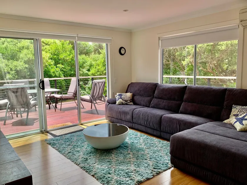 Suit 2 families, 2 living areas, pool table - Image 1