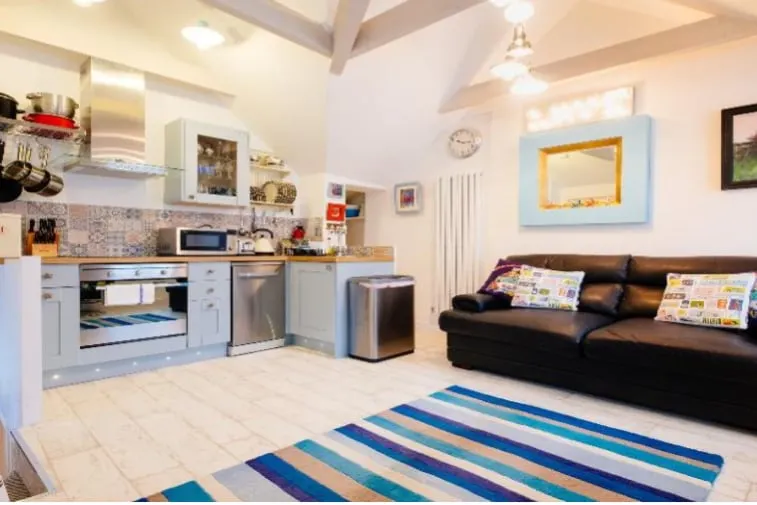 Very Central, Beaches 2 mins walk - Image 1