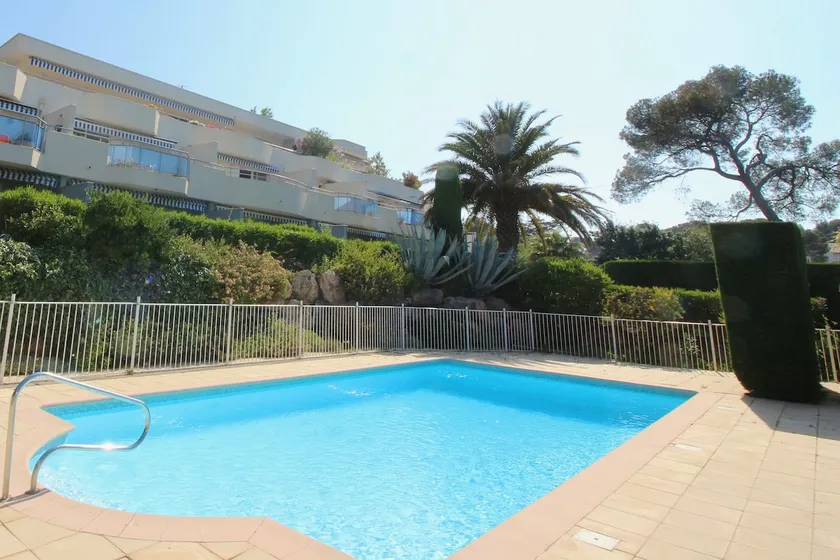 \"La Terrasse de Santa Lucia\", 2 pièces, terrasse, piscine, à 700m de la Marina. - Image 1