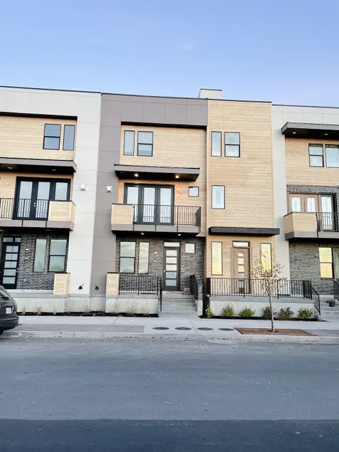 Luxury Downtown Spacious 3 bedroom New Modern Townhome - Image 1