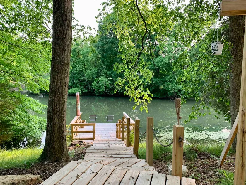Waterfront getaway *cozy & peaceful*fishing*swings - Image 1