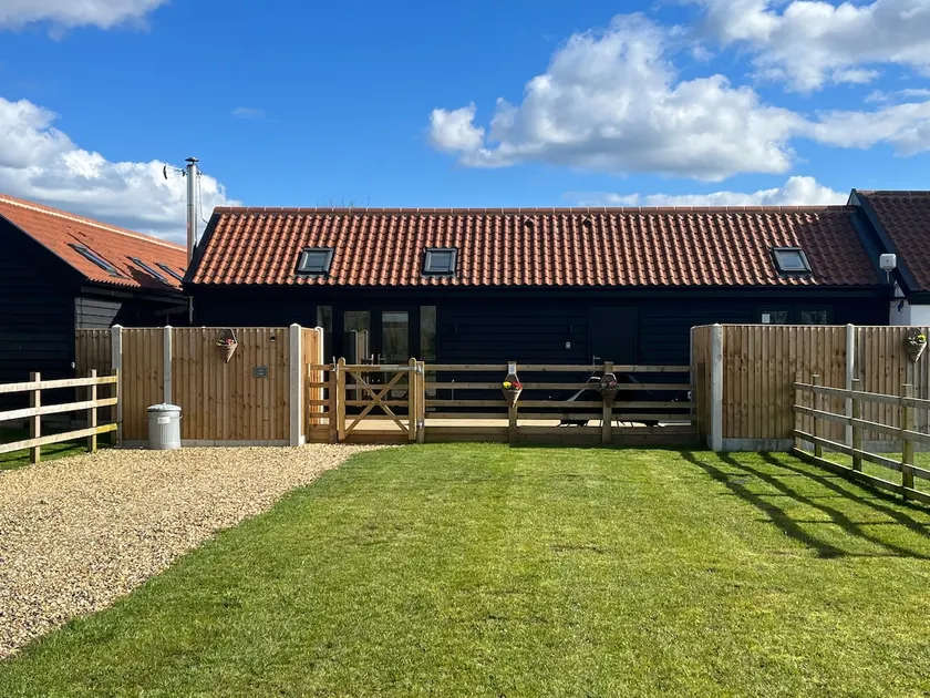 Drift lodge is a renovated cosy cabin with hot tub - Image 1
