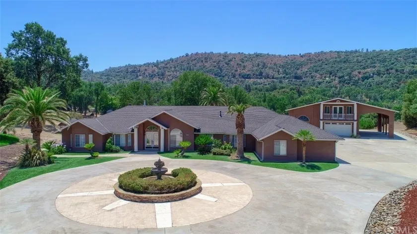 Private mountain retreat with pool and mini-golf - Image 1