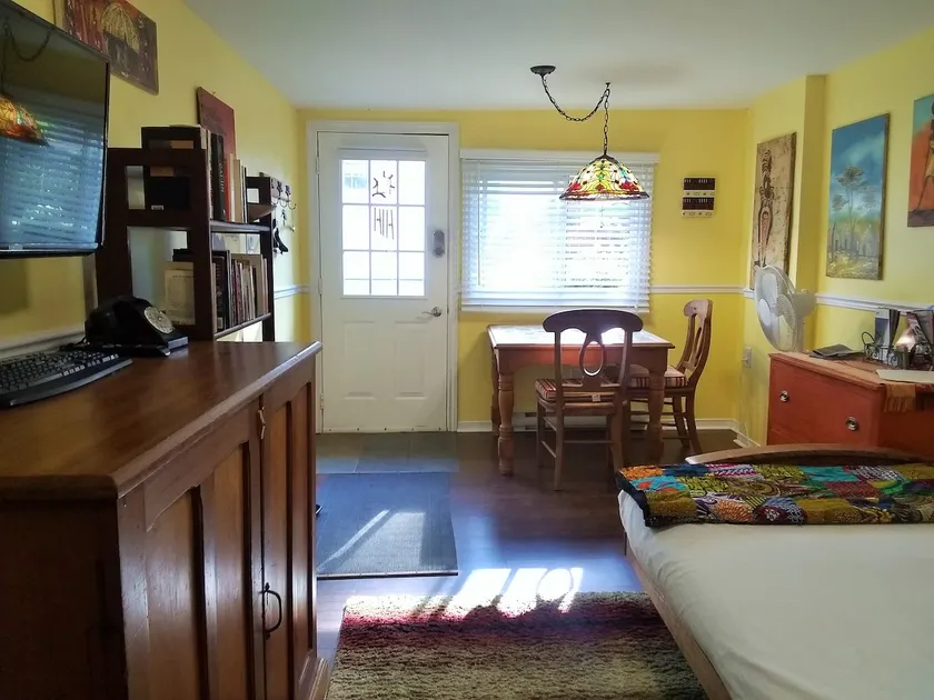 Spacious Fully Equipped Studio in Trendy Westboro - Image 1