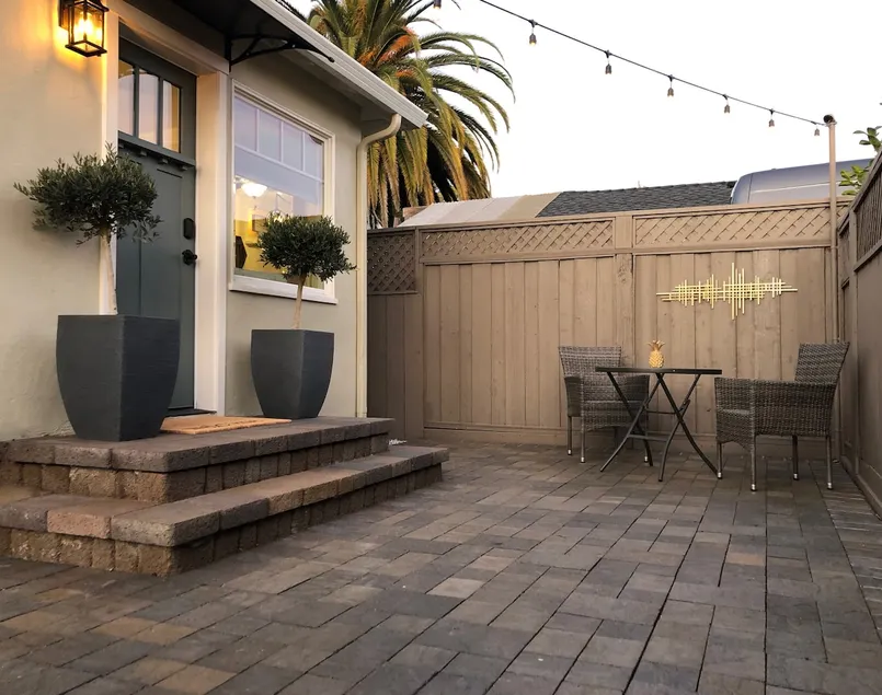 Charming Courtyard Cottage - Image 1