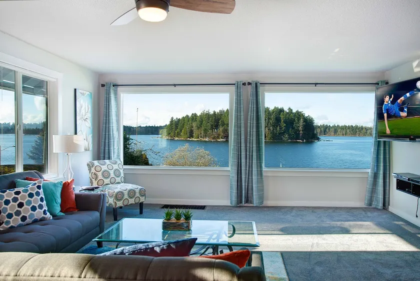 Lake front Hm w/private dock & beach - Image 1