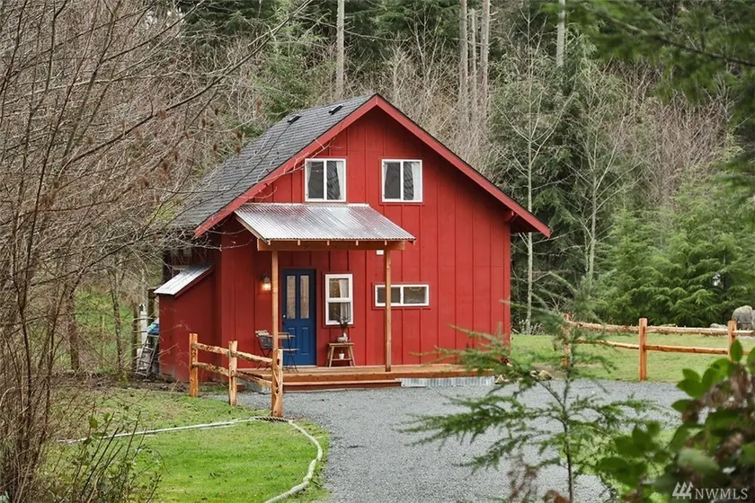 The Little Red Barn In The Woods w/hot tub. - Image 1