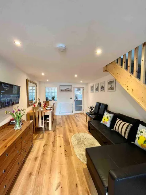 Renovated Home near Salisbury Centre & Nearby Parking - Image 1